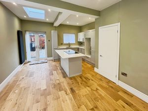 Kitchen Diner- click for photo gallery